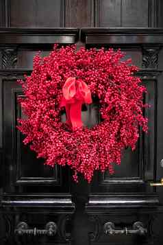 红色的花环收集山楂浆果分支机构挂起黑色的通过圣诞节装饰