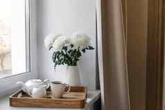 白色菊花seventies-style槽花瓶木托盘水壶牛奶壶杯茶窗台上早....早餐