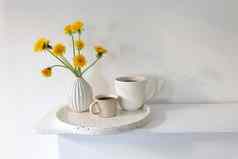 花束蒲公英白色槽花瓶杯大小咖啡白色表格