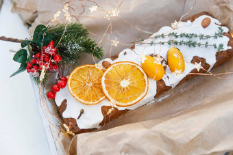 传统的圣诞节蛋糕<strong>新装</strong>的干橙色楔形丁香香料迷迭香用钉子钉上工艺纸