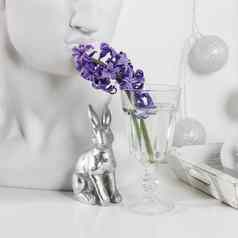 陶瓷雕像复活节小兔子大小表格蓝色的白色风信子玻璃杯白色背景复活节设计