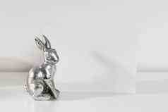 模拟白色框架现代陶瓷复活节兔子装饰架子上白色颜色计划景观框架取向