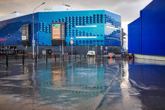 视图办公室建筑大购物中心里维埃拉多雨的天气反射沥青