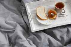 茶壶杯茶片烤面包杏小时托盘床边表格