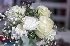 白色玫瑰特里康乃馨桔梗满天星桉树新娘的婚礼花束