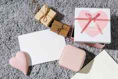 问候卡情人节一天信封包装盒子陶瓷粉红色的心灰色毛茸茸的地毯背景复制空间的地方文本