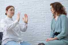 心理治疗师进行催眠会话女病人催眠