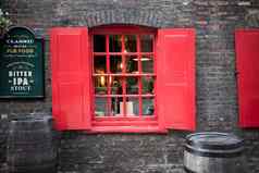 伦敦英格兰12月窗口红色的百叶窗装饰画马传统的圣诞节风格南银行伦敦