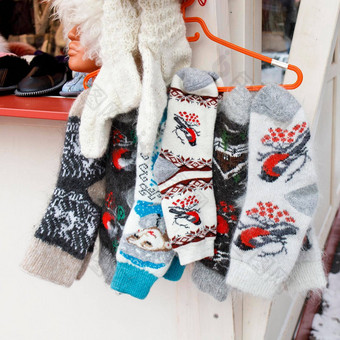 传统的白色羊毛袜子针织红色的红腹灰雀雪<strong>少女鹿</strong>出售街市场