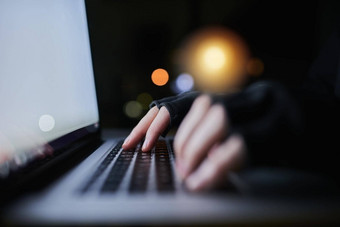 小心分享在线拍摄认不出来电脑黑客移动PC晚些时候晚上