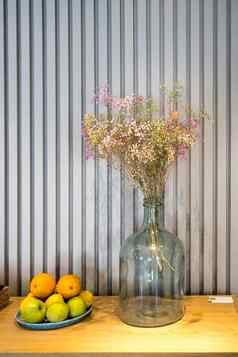花束多色的画干满天星大玻璃瓶花瓶表格装饰碗橙子柠檬