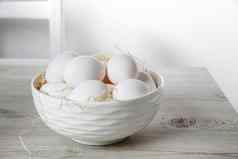 有图案的碗鸡蛋米色木表格白色斯堪的那维亚风格厨房的地方文本复制空间