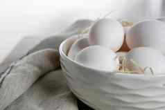 有图案的碗鸡蛋米色木表格白色斯堪的那维亚风格厨房的地方文本复制空间