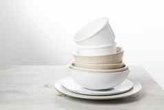 金字塔白色碗盘子杯大小颜色米色表格厨房斯堪的那维亚风格的地方文本复制空间