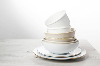 金字塔白色碗盘子杯<strong>大</strong>小颜色米色表格厨房斯堪的那维亚风格的地方文本复制空间