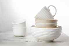 金字塔白色碗盘子杯大小颜色米色表格厨房斯堪的那维亚风格的地方文本复制空间