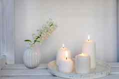 白色风信子槽花瓶托盘基斯蜡烛架子上极简主义斯堪的那维亚风格