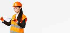 亚洲女建设工程师技术员检查布局测量磁带测量集中脸站白色背景安全统一的