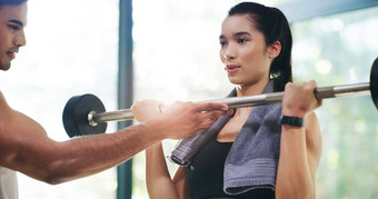 奉献关键裁剪拍摄有吸引力的年轻的女运动员<strong>提升</strong>杠铃健身教练健身房