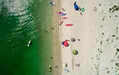 空中视图桑迪海滩游客游泳美丽的海水