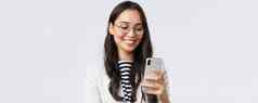 业务金融就业女成功的企业家概念特写镜头时尚的现代女商人西装眼镜消息传递移动电话