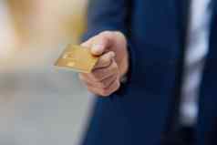 支付卡裁剪拍摄认不出来商人持有信贷卡