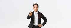 自信严格的办公室经理亚洲女企业家指出手指相机提出工作提供给任务挑选员工工作站白色背景