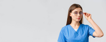 医疗保健工人医学保险科维德流感大流行概念专业聪明的女护士医生实习生蓝色的实习医生风云眼镜相机确定灰色背景