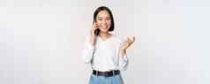 微笑快乐亚洲女人会说话的智能手机客户端女售货员调用持有移动电话手势站白色背景