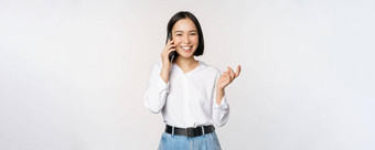 微笑快乐亚洲女人会说话的智能手机客户<strong>端</strong>女售货员调用持有<strong>移动</strong>电话手势站白色背景