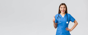 医疗工人医疗保健科维德疫苗接种概念惊讶兴奋女护士医生蓝色的实习医生风云听诊器显示竖起大拇指批准的想法微笑乐观的
