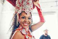 突出里约狂欢节拍摄美丽的桑巴舞者执行狂欢节