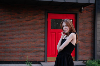 迷人的年轻的女人黑色的衣服前面现代建筑红色的通过<strong>乔迁</strong>庆宴购买房子快乐生活私人房子