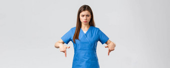 医疗保健工人防止病毒科维德测试筛选医学概念失望不安可爱的护士医生蓝色的实习医生风云指出手指显示坏不愉快的新闻