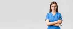 医疗保健工人医学保险科维德流感大流行概念确定专业女护士医生蓝色的实习医生风云持有听诊器穿眼镜自信