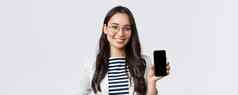 业务金融就业女成功的企业家概念特写镜头时尚的现代亚洲女商人介绍移动应用程序显示广告智能手机