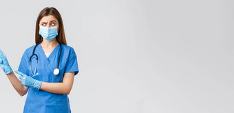 科维德防止病毒健康医疗保健工人概念持怀疑态度可疑的女护士蓝色的实习医生风云医疗面具手套怀疑指出上左角落里