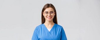 医疗保健工人医学保险科维德流感大流行概念快乐的乐观女护士医生实习生诊所穿实习医生风云眼镜保持积极的微笑乐观的