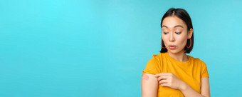 疫苗运动科维德年轻的美丽的健康的亚洲女人显示肩膀邦迪牌创可贴概念疫苗接种站蓝色的背景