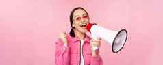 注意公告概念热情的亚洲女孩大喊大叫扩音器广告演讲者招聘站粉红色的背景
