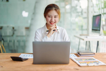 数据分析计划市场营销会计审计肖像亚洲业务女人规划市场营销<strong>统计</strong>数据表电脑现在市场营销计划<strong>项目</strong>会议