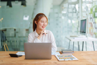 数据分析计划市场<strong>营销</strong>会计审计肖像亚洲业务女人规划市场<strong>营销</strong>统计数据表电脑现在市场<strong>营销</strong>计划项目<strong>会议</strong>