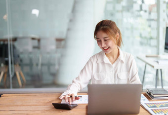 数据分析市场营销会计审计肖像业务女人市场营销规划计算器统计数据表电脑现在市场营销计划项目会议