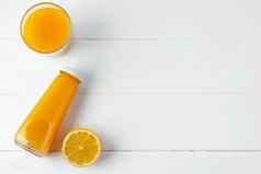 玻璃瓶橙色汁橙色水果白色背景