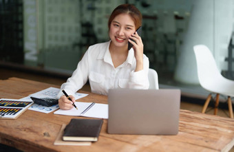 数据分析计划市场营销会计审计亚洲业务女人持有聪明的电话规划市场营销统计数据表电脑现在市场营销计划项目会议