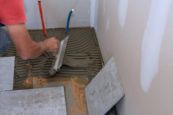 过程铺设地板上陶瓷瓷砖应用程序胶粘剂基地