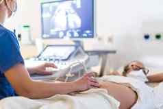 关闭怀孕了女人超声波扫描医疗诊所医疗保健医学概念