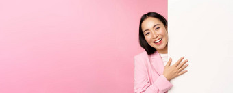 肖像年轻的日本业务女人<strong>企业</strong>夫人西装指出墙图表显示图广告空复制空间粉<strong>红色</strong>的背景