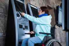 高加索人女人轮椅购买火车票移动电话自助服务结帐