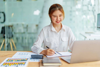 数据分析计划市场<strong>营销</strong>会计审计肖像亚洲业务女人规划市场<strong>营销</strong>统计数据表电脑现在市场<strong>营销</strong>计划项目会议